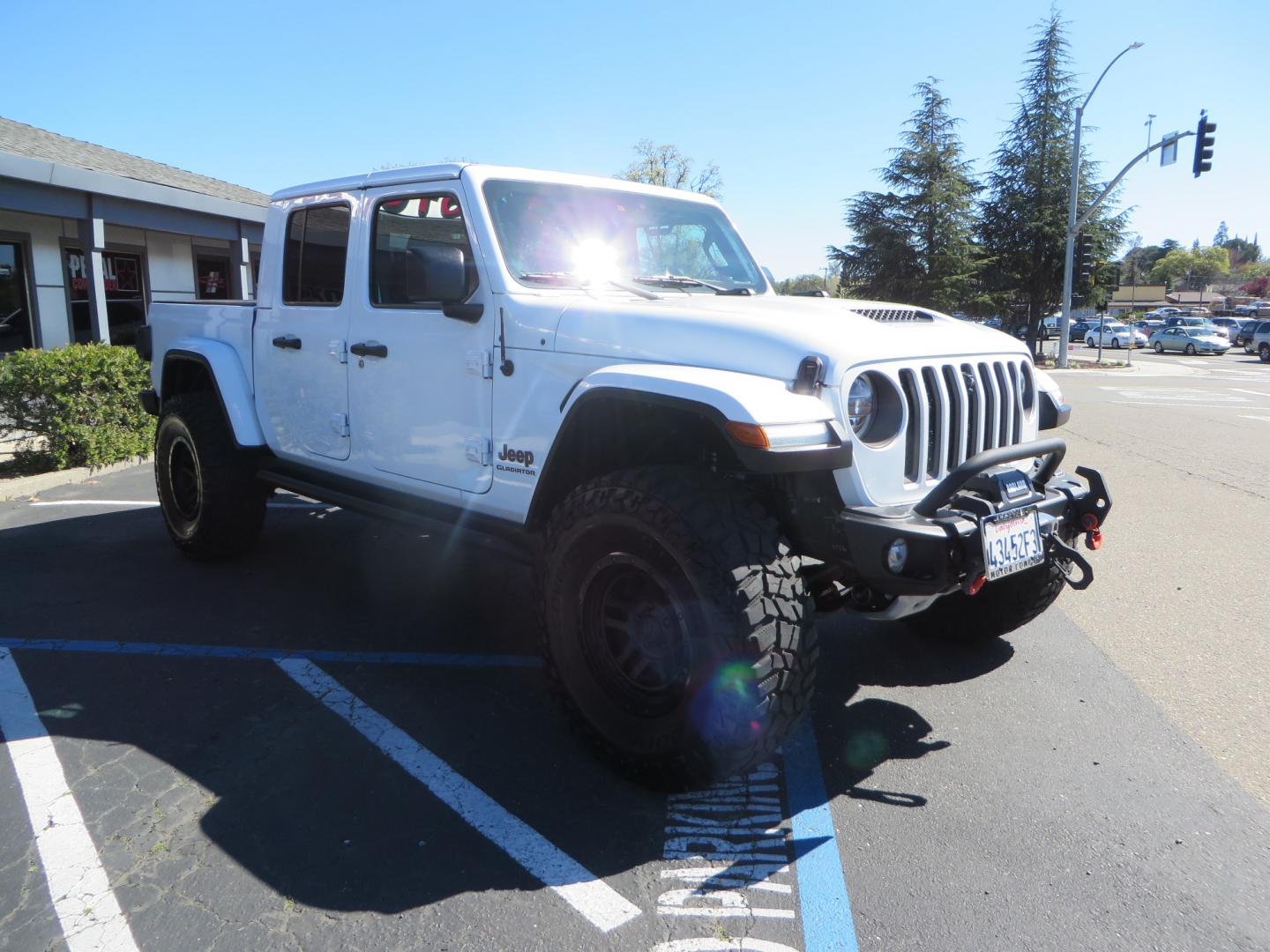 2021 White /Black Jeep Gladiator Mojave (1C6JJTEG5ML) with an 3.6L V6 DOHC 24V engine, automatic transmission, located at 2630 Grass Valley Highway, Auburn, CA, 95603, (530) 508-5100, 38.937893, -121.095482 - Mojave Edition Gladiator with 17" KMC wheels, 37" Cooper STT Pro tires, front bumper, Badlands winch, removable front license plate, and rock sliders. - Photo#2